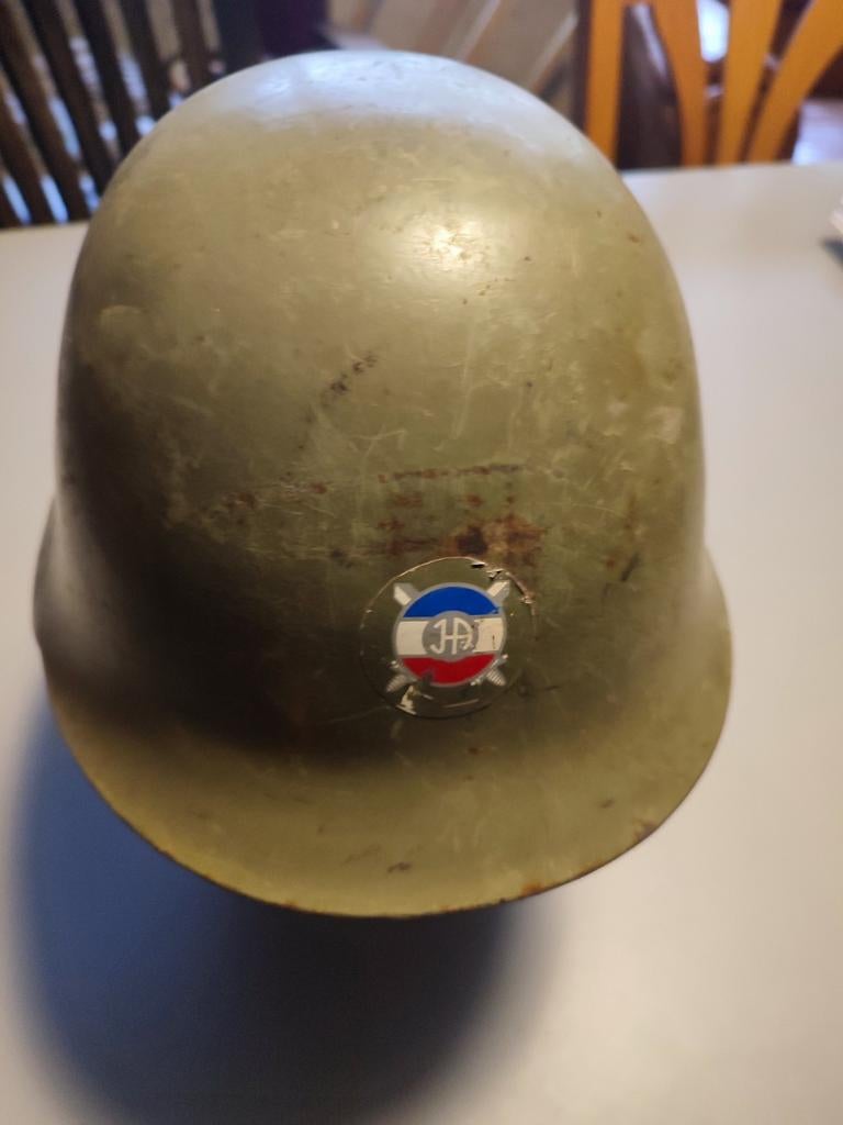 NE44 stalen helm jugoslavia, Ophalen of Verzenden, Landmacht, Nederland, Boek of Tijdschrift