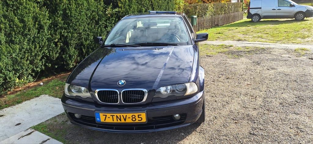 Bmw coupe 318 trekhaak  leer en stof dure radio, Auto's, BMW, Beige, 4 cilinders, Blauw, Leder en Stof
