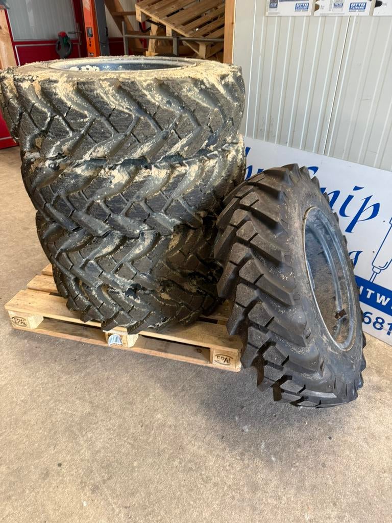 BKT Banden  10,5 -20 MPT met Nissan Patrol 4x4 velgen, Zakelijke goederen, Agrarisch | Onderdelen | Banden, Velgen en Assen, Ophalen