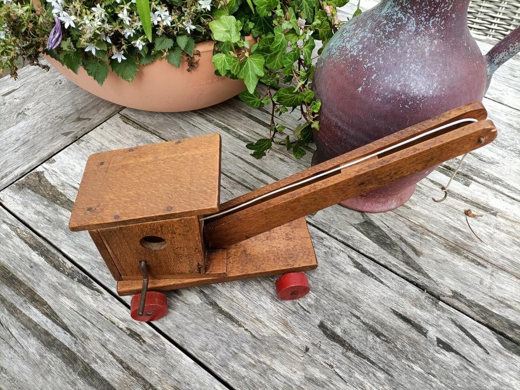 Vintage houten hijskraan. Speelgoed. Retro., Ophalen