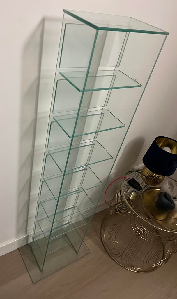 Glazen toren display kast MOET WEG, Huis en Inrichting, Kasten | Overige, Zo goed als nieuw, Ophalen