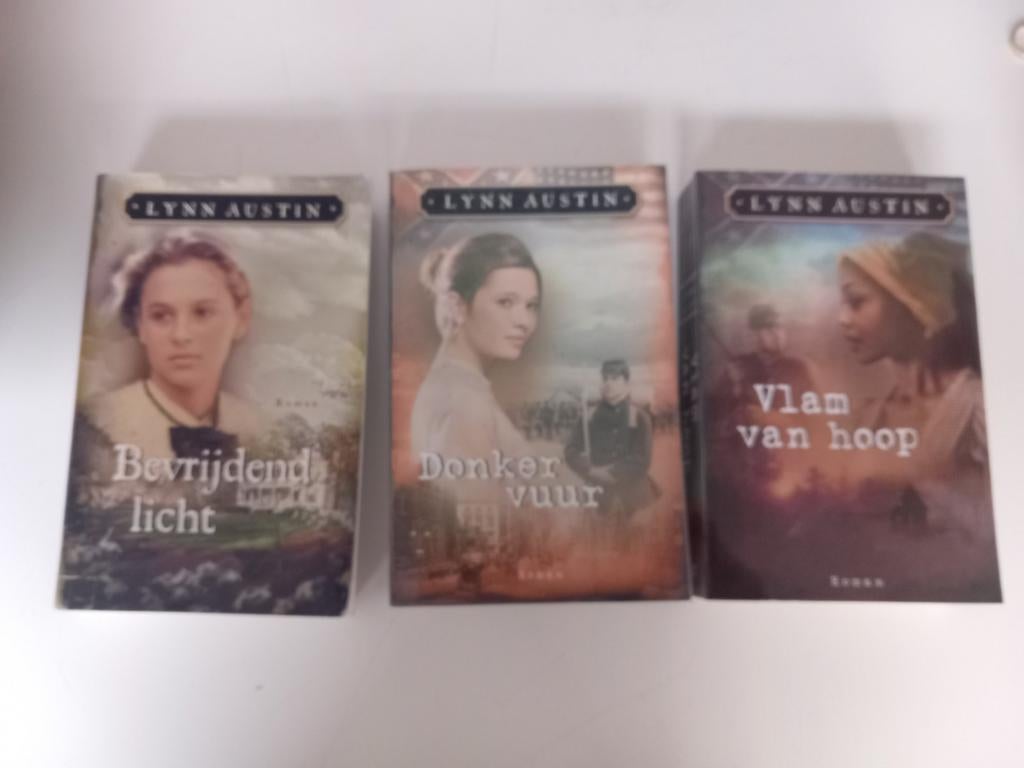 Lynn Austin Trilogie - Bevrijdend Licht, Donker Vuur, Vlam, Ophalen of Verzenden, Zo goed als nieuw, Lynn Austin, Nederland