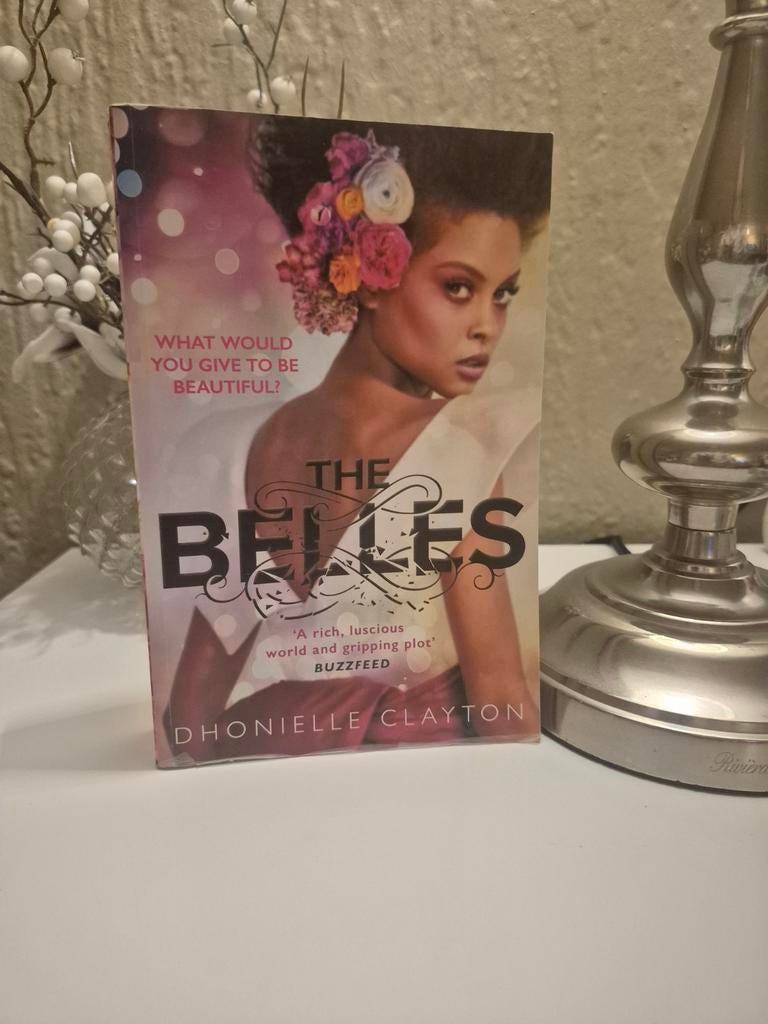 The Belles - Dhonielle Clayton (Paperback), Ophalen of Verzenden, Zo goed als nieuw, Dhonielle Clayton, Wereld overig