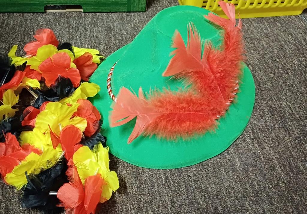Carnaval hoed met bloemenkrans, Maat 38/40 (M), Carnaval, Ophalen of Verzenden, Zo goed als nieuw