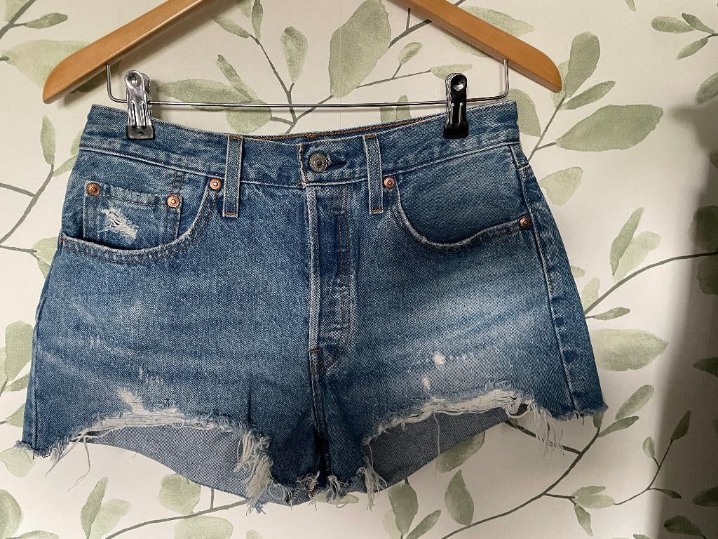 Levi's short korte blauwe spijkerbroek maat 28, Blauw, Ophalen of Verzenden, Zo goed als nieuw, W28 - W29 (confectie 36)