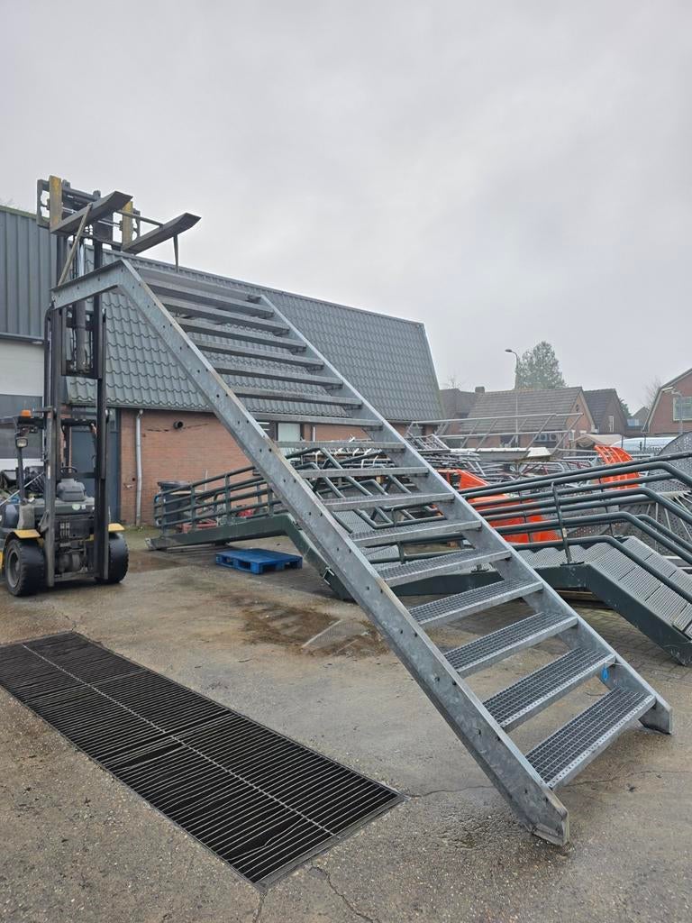 Stalen trap met bordes gegalv. Hoog 3,25 mtr. Nob197, Ophalen, Zo goed als nieuw, 2 tot 4 meter