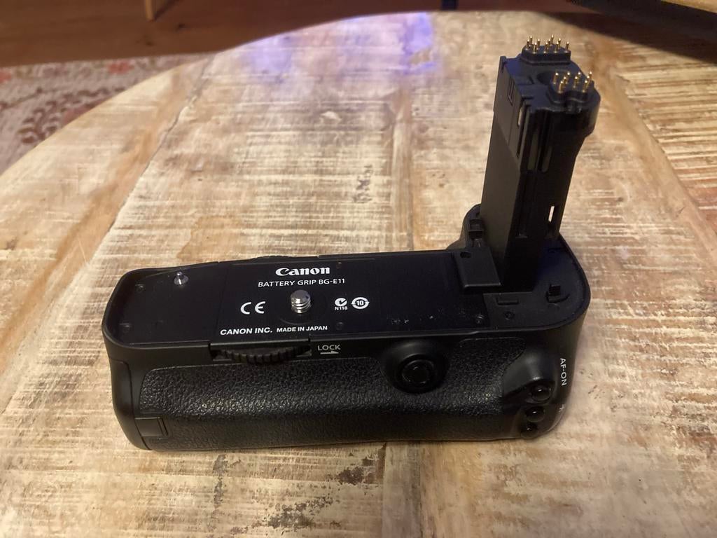 Canon BG-E11 Battery Grip - in perfecte staat, Ophalen, Zo goed als nieuw, Canon, Geen optische zoom