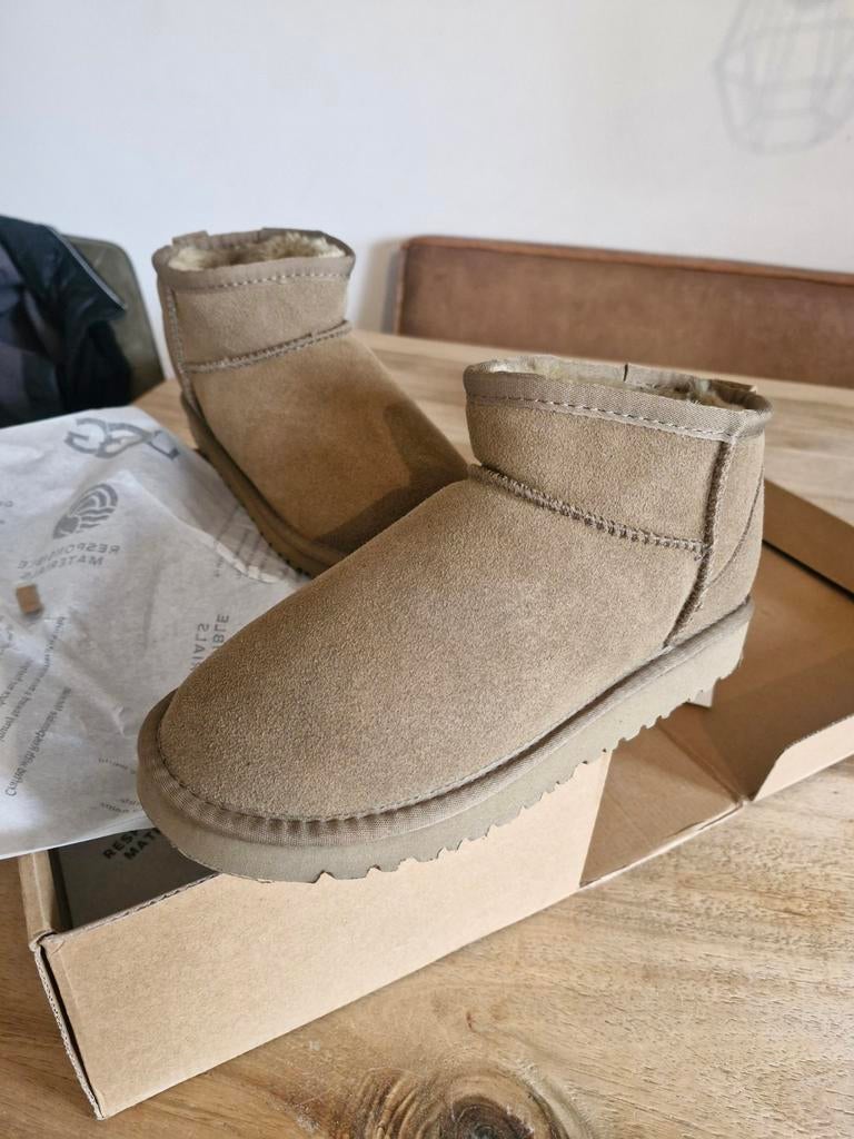 Uggs Antilope maat 38, UGG, Bruin, Lage of Enkellaarzen, Ophalen of Verzenden