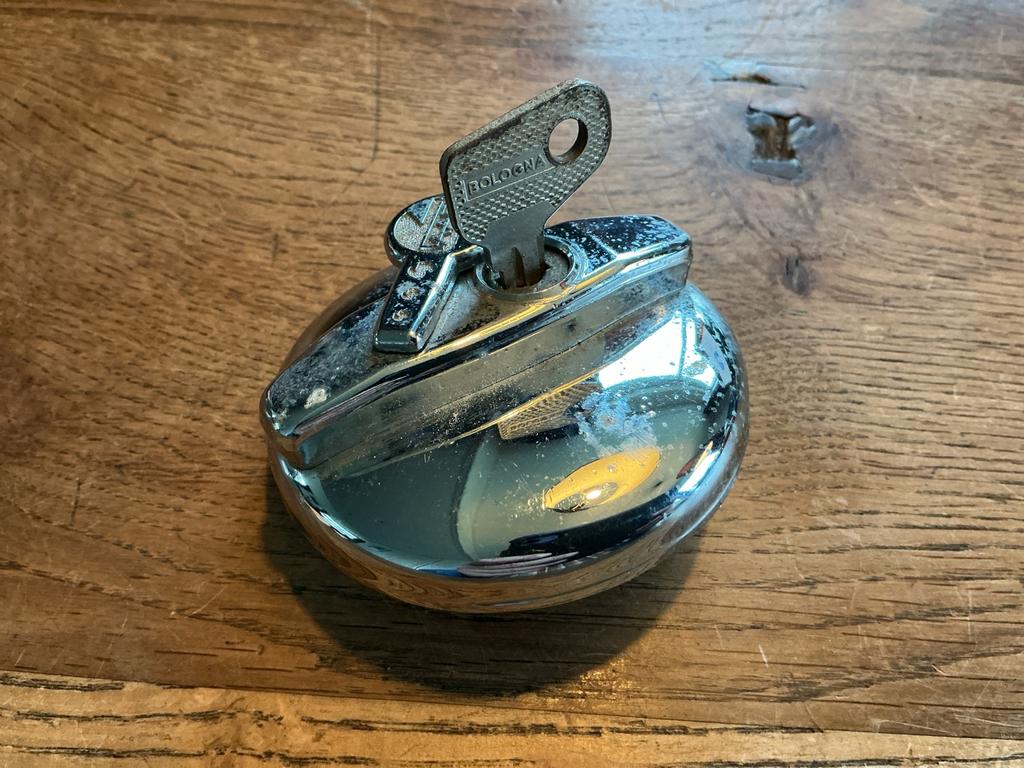 Saab Tankdop met Sleutel - Oldtimer Onderdeel.   (M), Fietsen en Brommers, Brommeronderdelen | Oldtimers, Overige merken, Tank