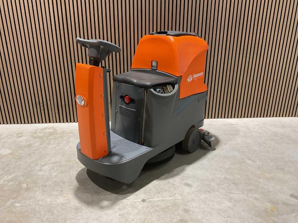 Daewoo vloerreiniger / schrobmachine 2 modellen zelfrijdend, Zakelijke goederen, Ophalen