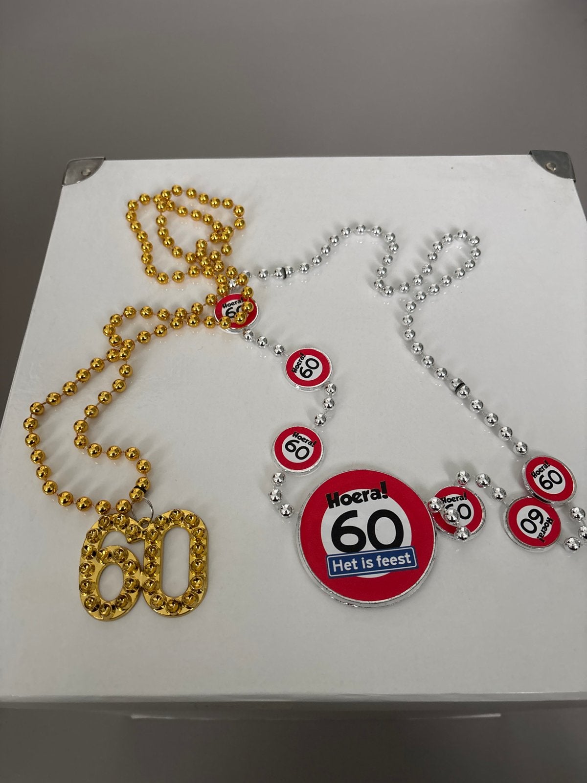 Hoera 60! Feestkettingen en Speldjes - Verjaardag Decoratie, Ophalen of Verzenden, Zo goed als nieuw, Feestartikel, Verjaardag