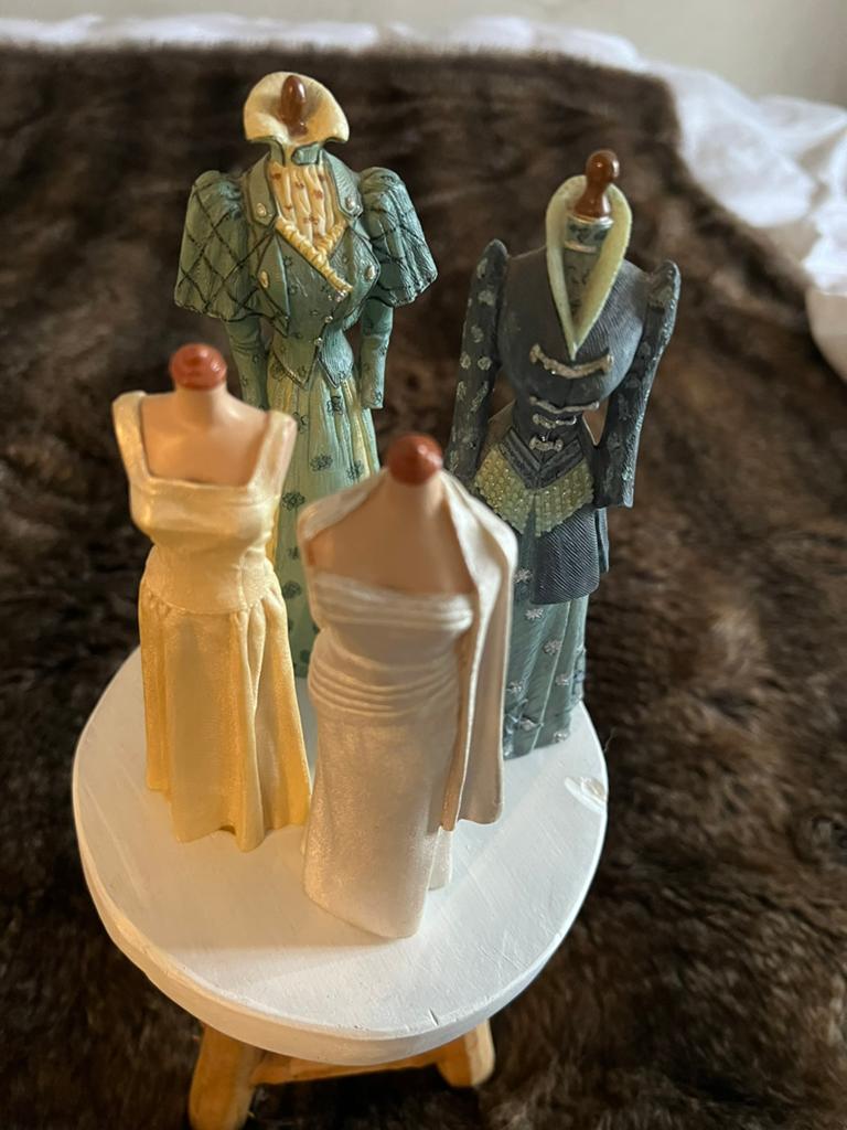 4 beeldjes; vrouwenkleding; zonder hoofd. Onbeschadigd., Ophalen of Verzenden, Zo goed als nieuw