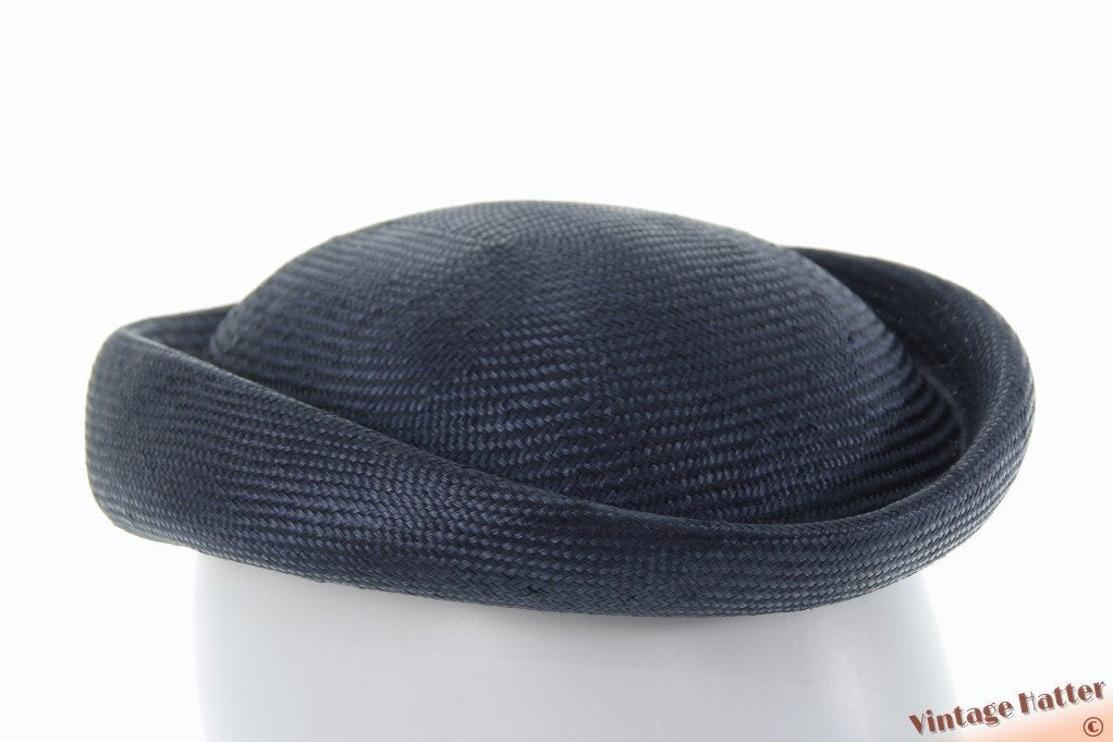 Dames pillbox cocktailhoed Weba Hats donkerblauw sisal 52-63, Weba Hats, Hoed, Nieuw, One size fits all