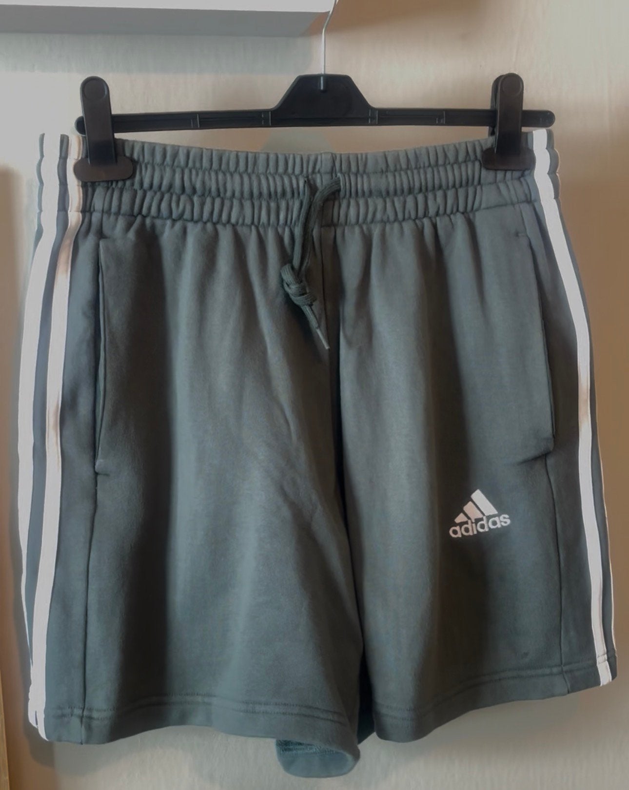 Grijs broekje adidas shorts, Verzenden, Zo goed als nieuw, Grijs, Kort