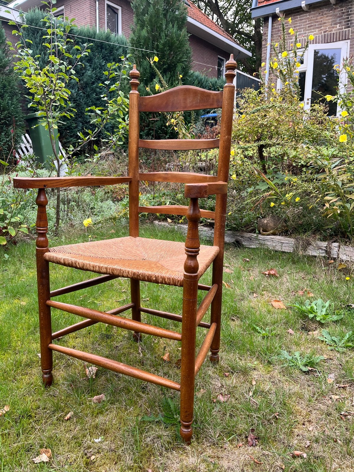Antieke houten stoel met armleuningen en rieten zitting, Antiek en Kunst, Antiek | Meubels | Stoelen en Banken, Ophalen