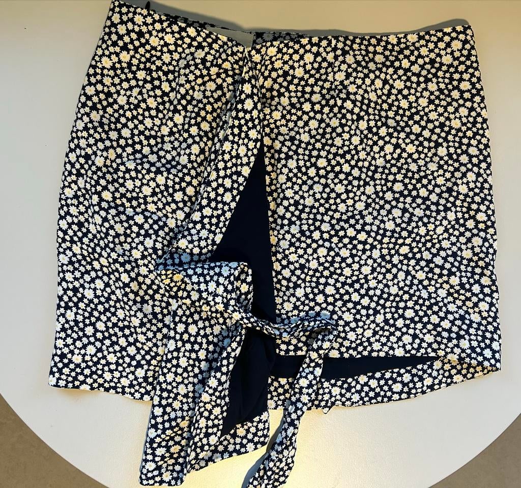 Sézane mini rok met strik, blauw met bloemen (valt klein), Blauw, Ophalen of Verzenden, Maat 36 (S), Gedragen