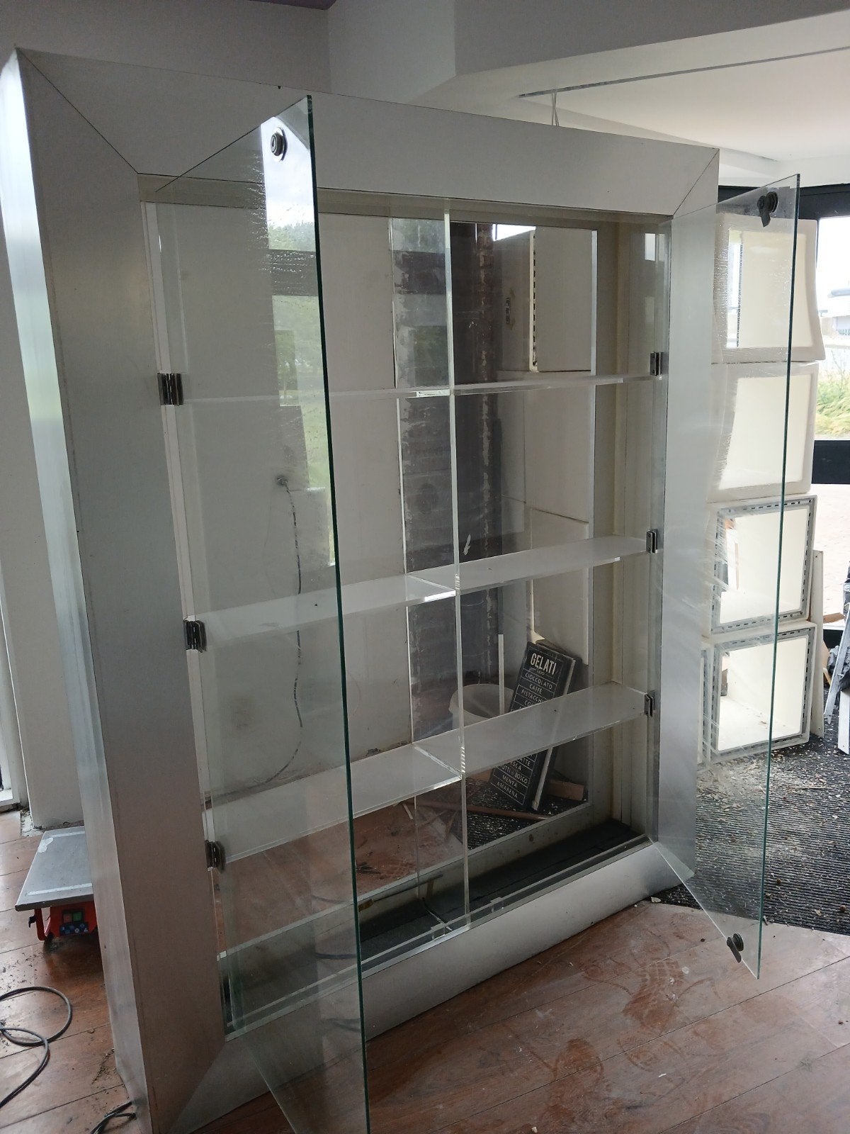 Grote vitrinekast met glazen deuren en planken, Huis en Inrichting, Kasten | Vitrinekasten, Ophalen, 100 tot 150 cm, 200 cm of meer