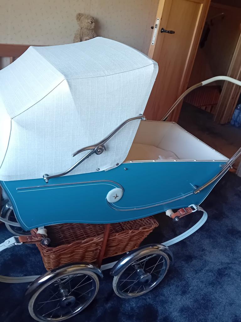 Vintage Kinderwagen Blauw/Wit met Wicker Mand, Gebruikt, Met reiswieg, Ophalen, Kinderwagen