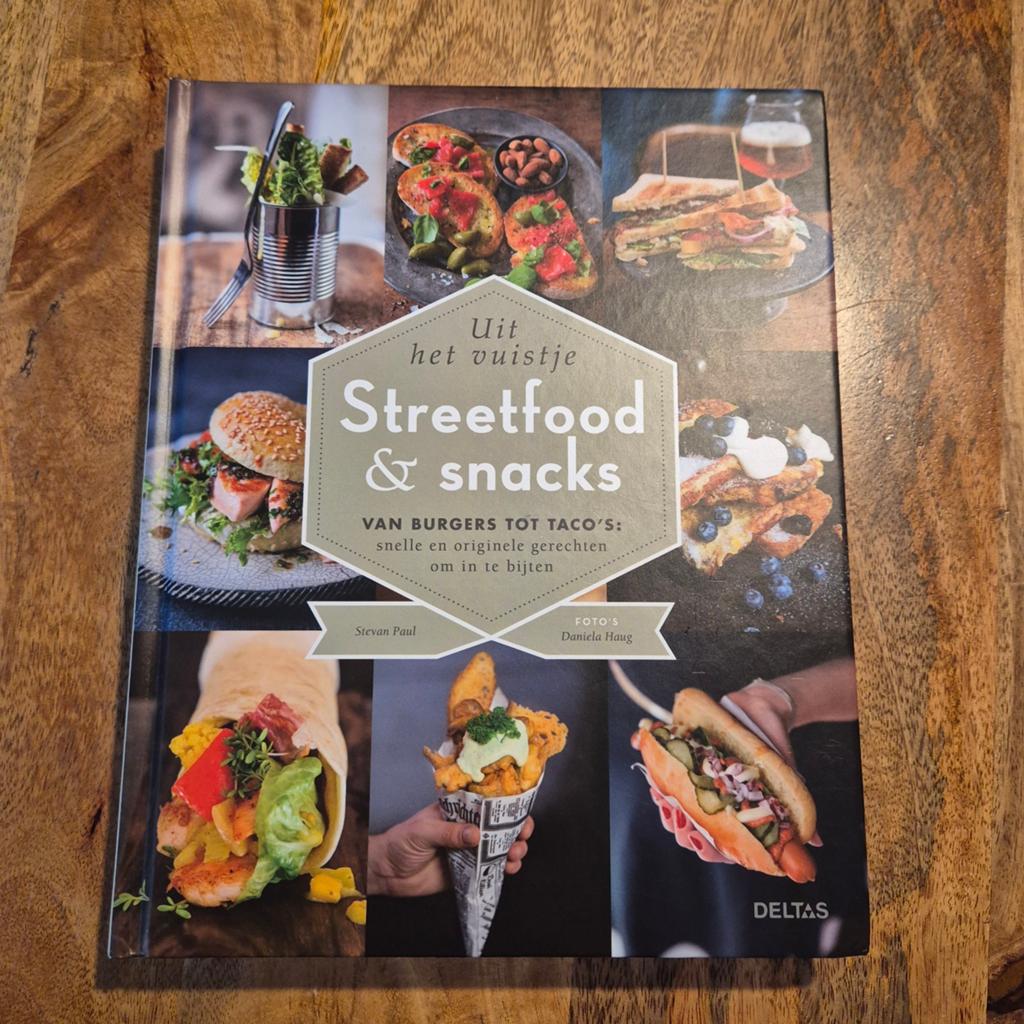 Uit het vuistje: Streetfood & Snacks kookboek, Stevan Paul, Daniela Haug, Ophalen of Verzenden, Zo goed als nieuw, Hoofdgerechten