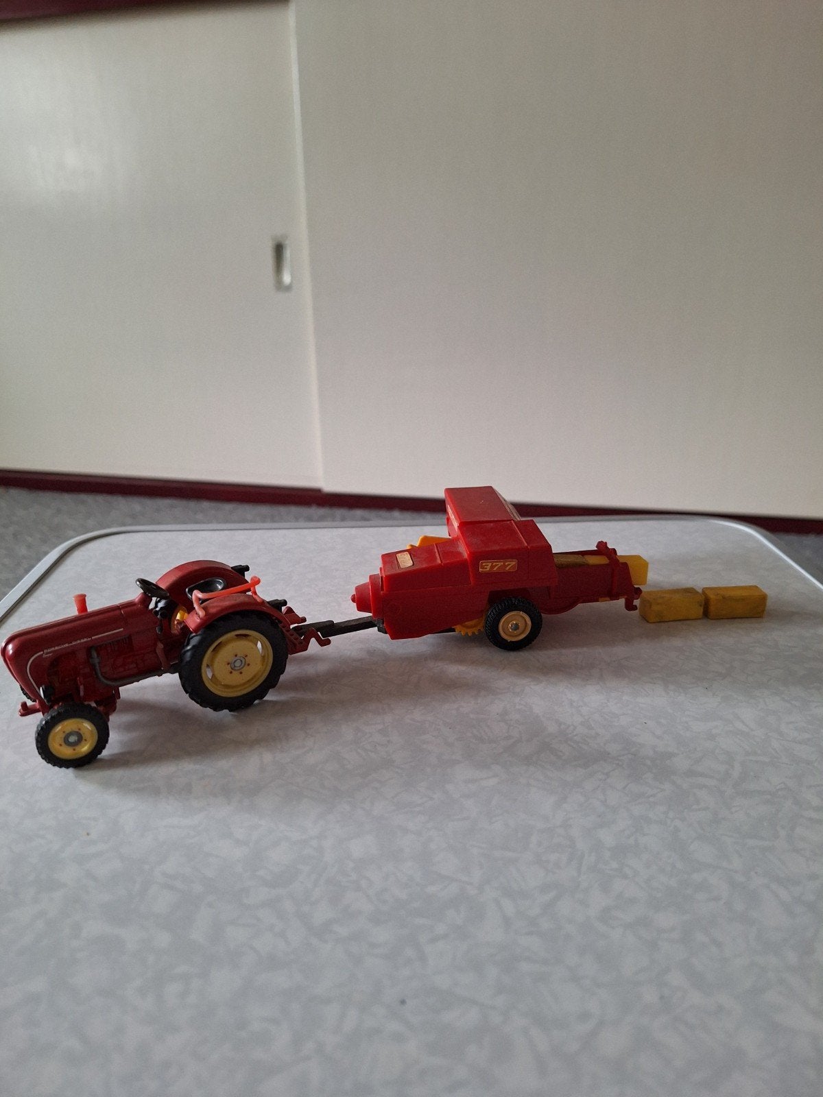 Vintage Speelgoed Tractor met Balenpers - Rood, Overige merken, Gebruikt, 1:32 tot 1:50, Overige typen
