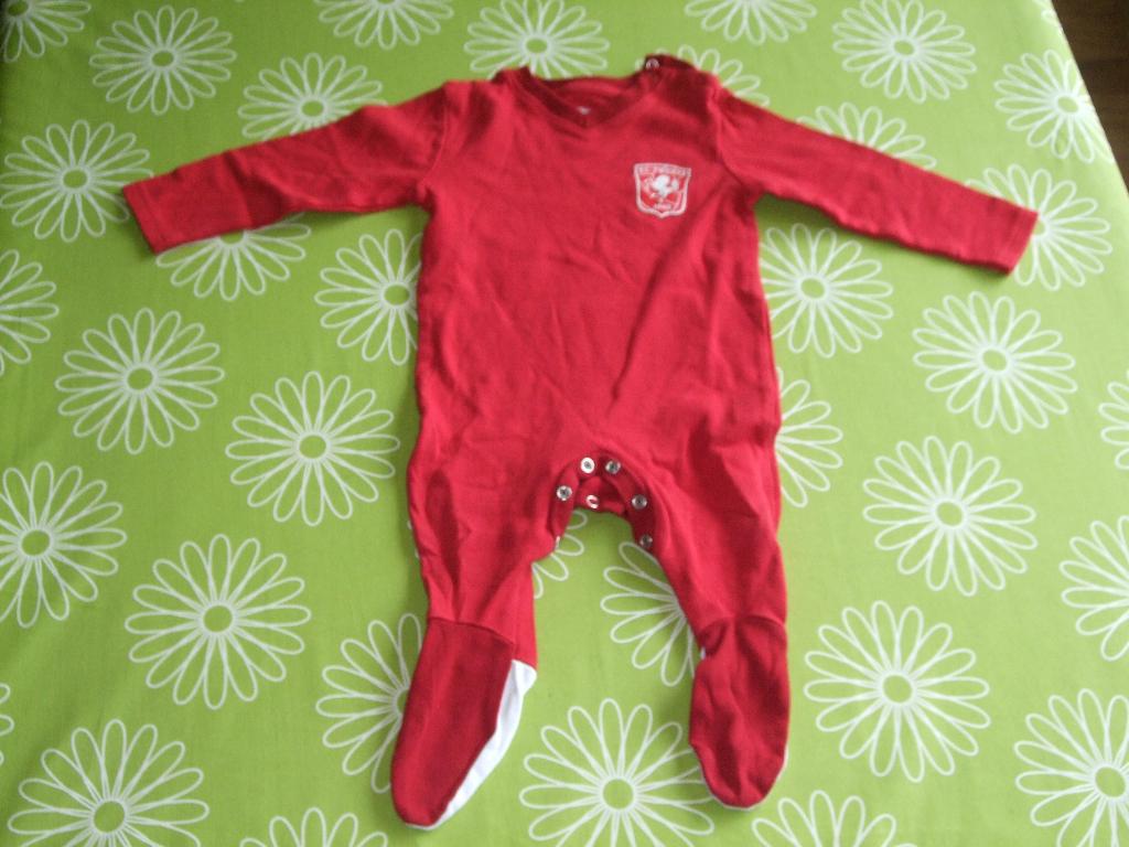 FC Twente baby pyjama met voetjes 12-18 maanden, Verzamelen, Sportartikelen en Voetbal, Zo goed als nieuw, Overige typen, F.C. Twente