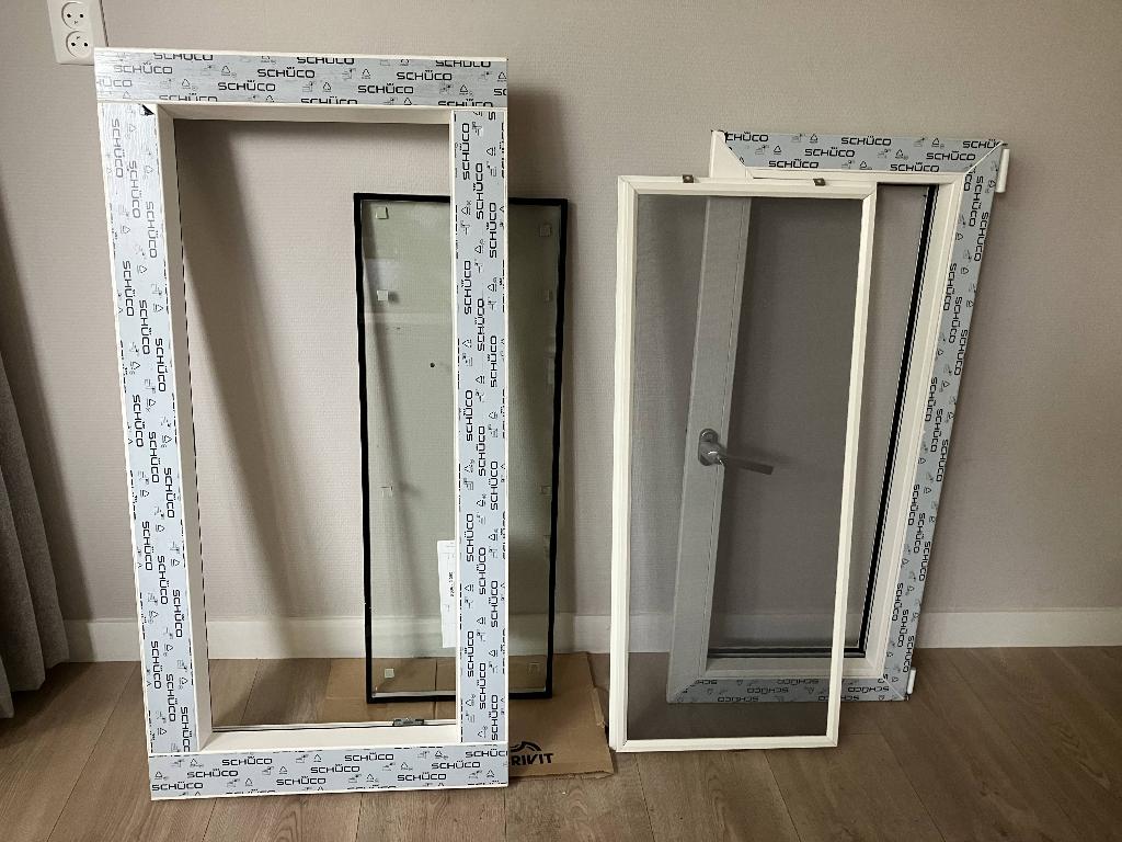 nieuw draai-kiep-raam Schüco, Doe-het-zelf en Verbouw, Kozijnen en Schuifpuien, Ophalen, Kunststof, Minder dan 75 cm, Raamkozijn