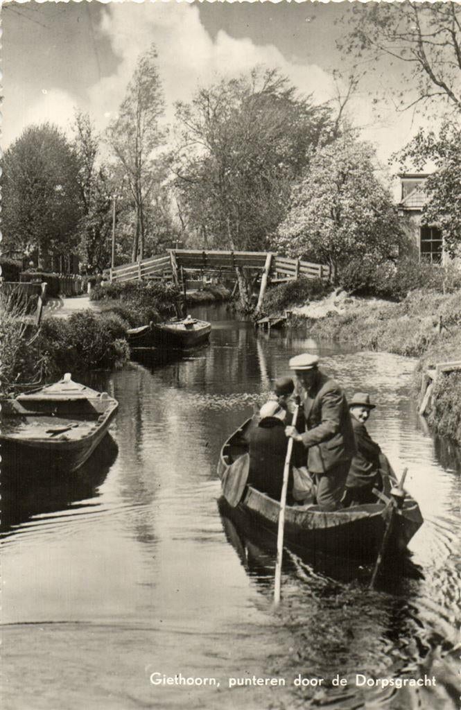 Giethoorn, punteren door de Dorpsgracht - 1959 gelopen, Ophalen of Verzenden, Voor 1920, Gelopen, Overijssel