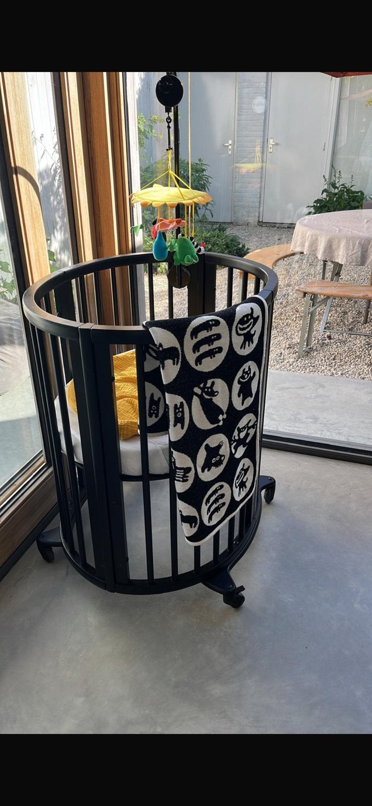 Stokke Sleepi Mini bed met matras en hoeslaken (zwart), Kinderen en Baby's, Ophalen, Gebruikt, Wieg