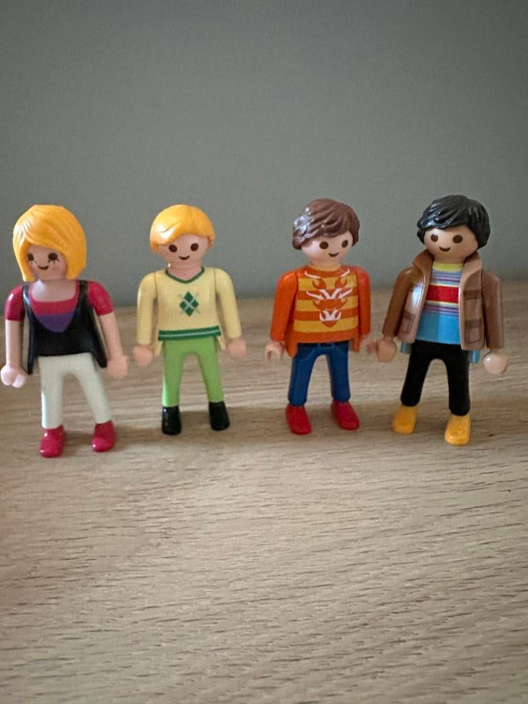 Playmobil poppetjes en meubels (4 poppetjes, tafel, 4 stoele, Kinderen en Baby's, Ophalen of Verzenden, Gebruikt, Jongen of Meisje