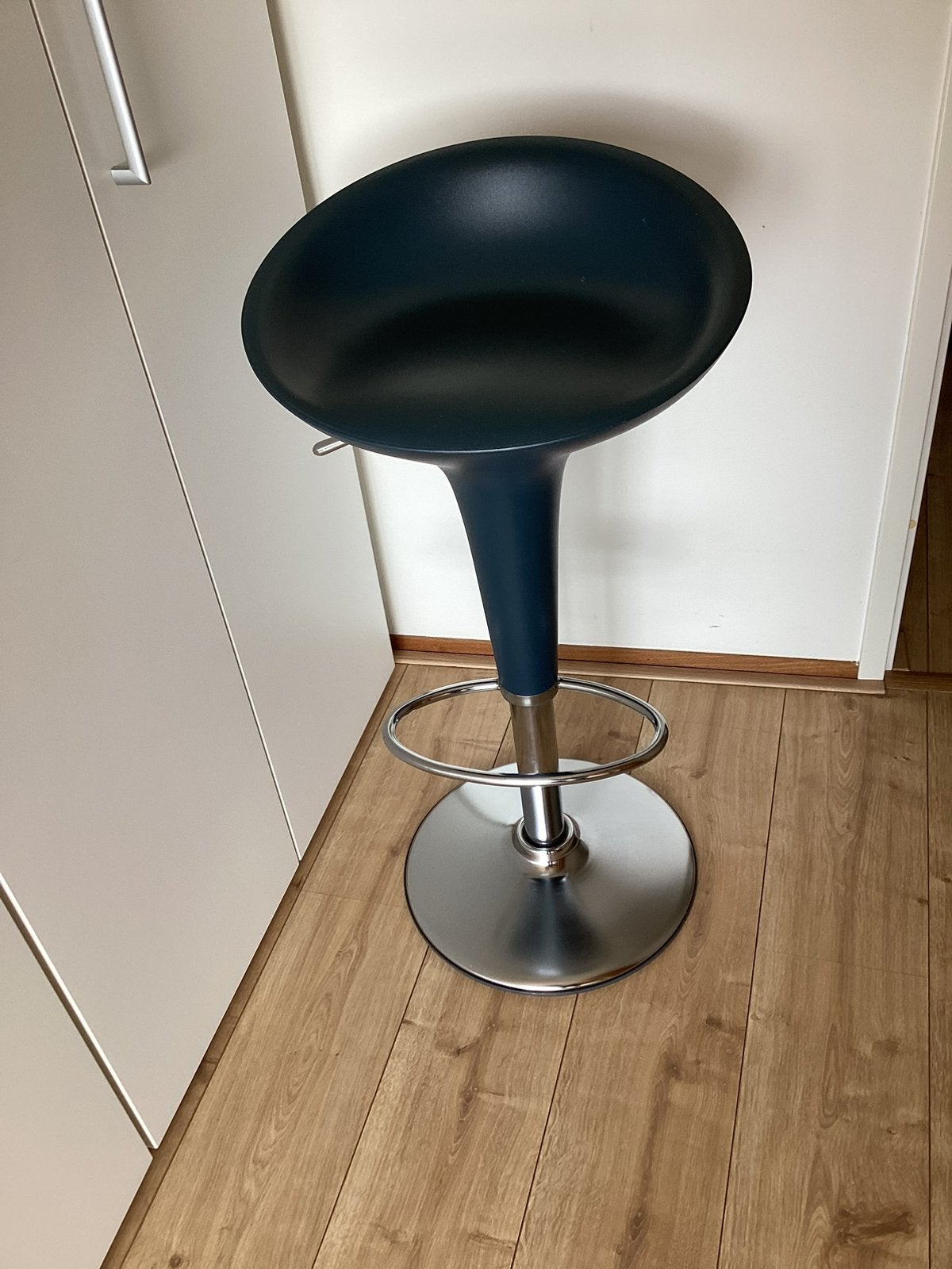 MAGIS BOMBO blauwe barkruk, klein prijsje, Ophalen, Draaibaar, 60 tot 90 cm, Zo goed als nieuw