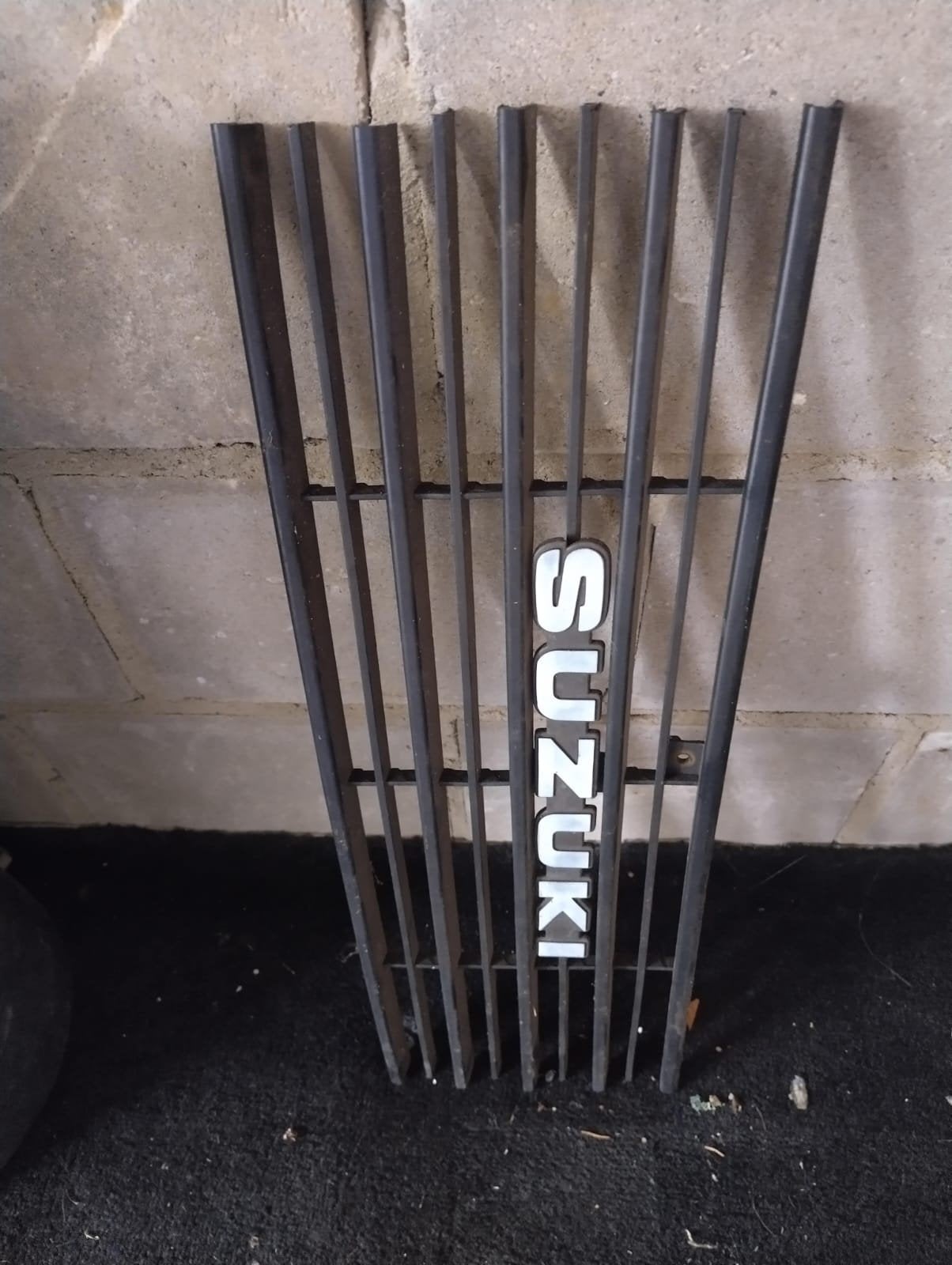 Grille Suzuki SJ413 met logo - Origineel onderdeel, Ophalen of Verzenden, Gebruikt