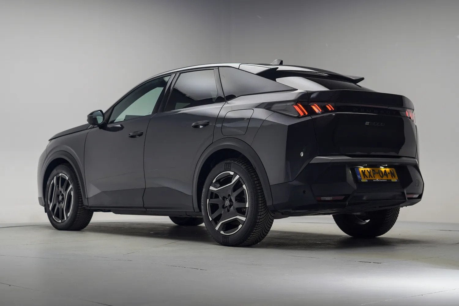 Peugeot E-3008 GT Avantage 210 73 kWh [ Navi Apple/Android C, Auto's, 0 cilinders, SUV of Terreinwagen, Te koop, 750 kg