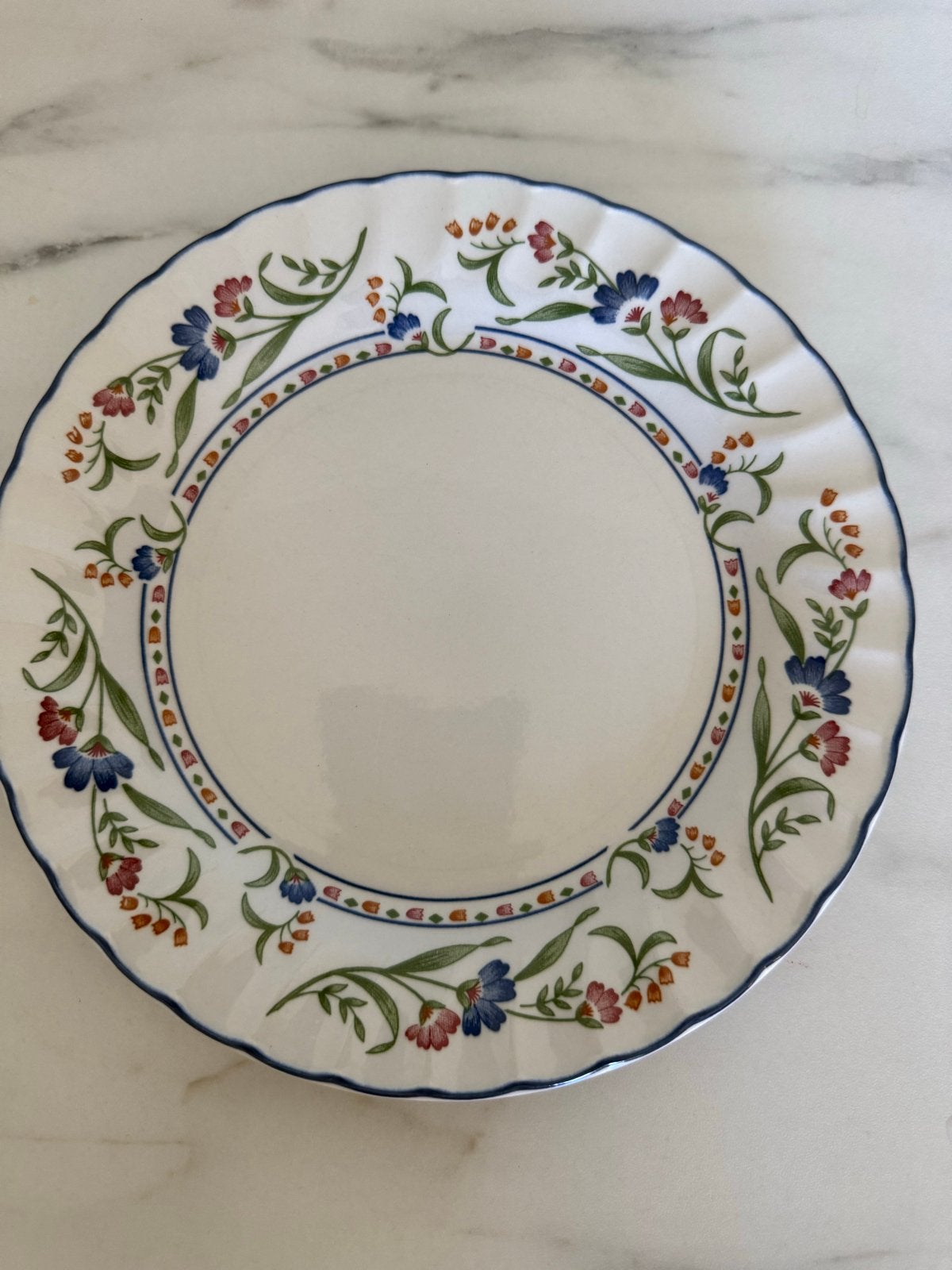 Gezocht - Hampton Court Staffordshire bord - bloemmotief, Gebruikt, Overige merken, Keramiek, Vintage