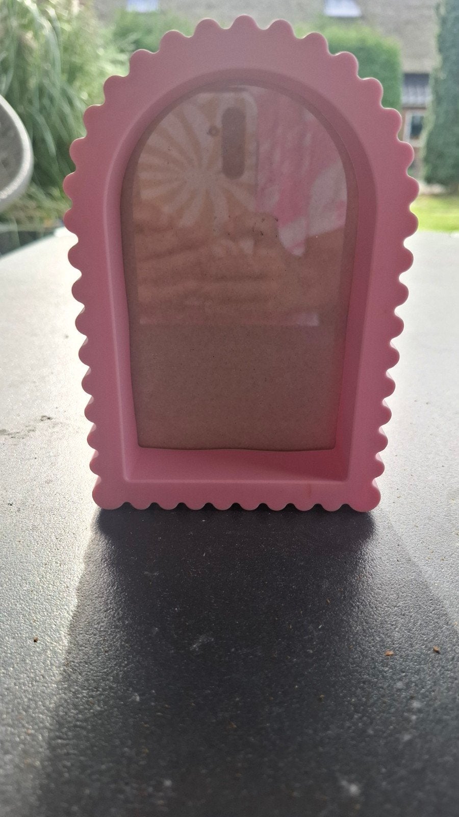 Roze fotolijstje met golvende rand - Gebruikt, Huis en Inrichting, Kunststof, Gebruikt, Ophalen of Verzenden, Fotolijst