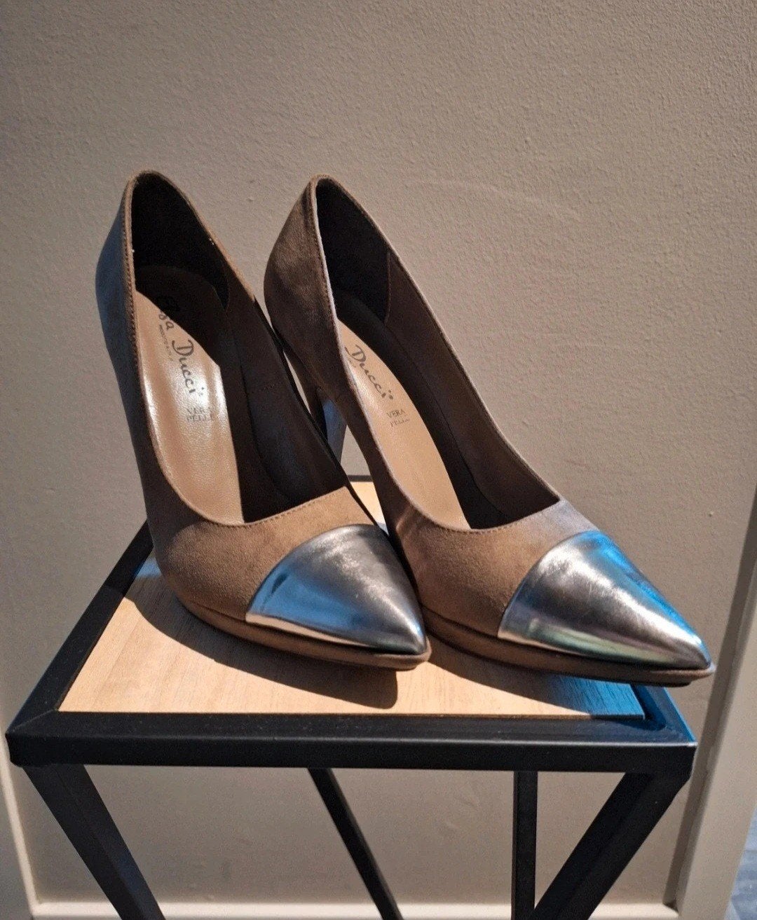 Elsa Ducci Pumps - Bruin suède met zilveren neus, Kleding | Dames, Ophalen of Verzenden, Nieuw, Pumps