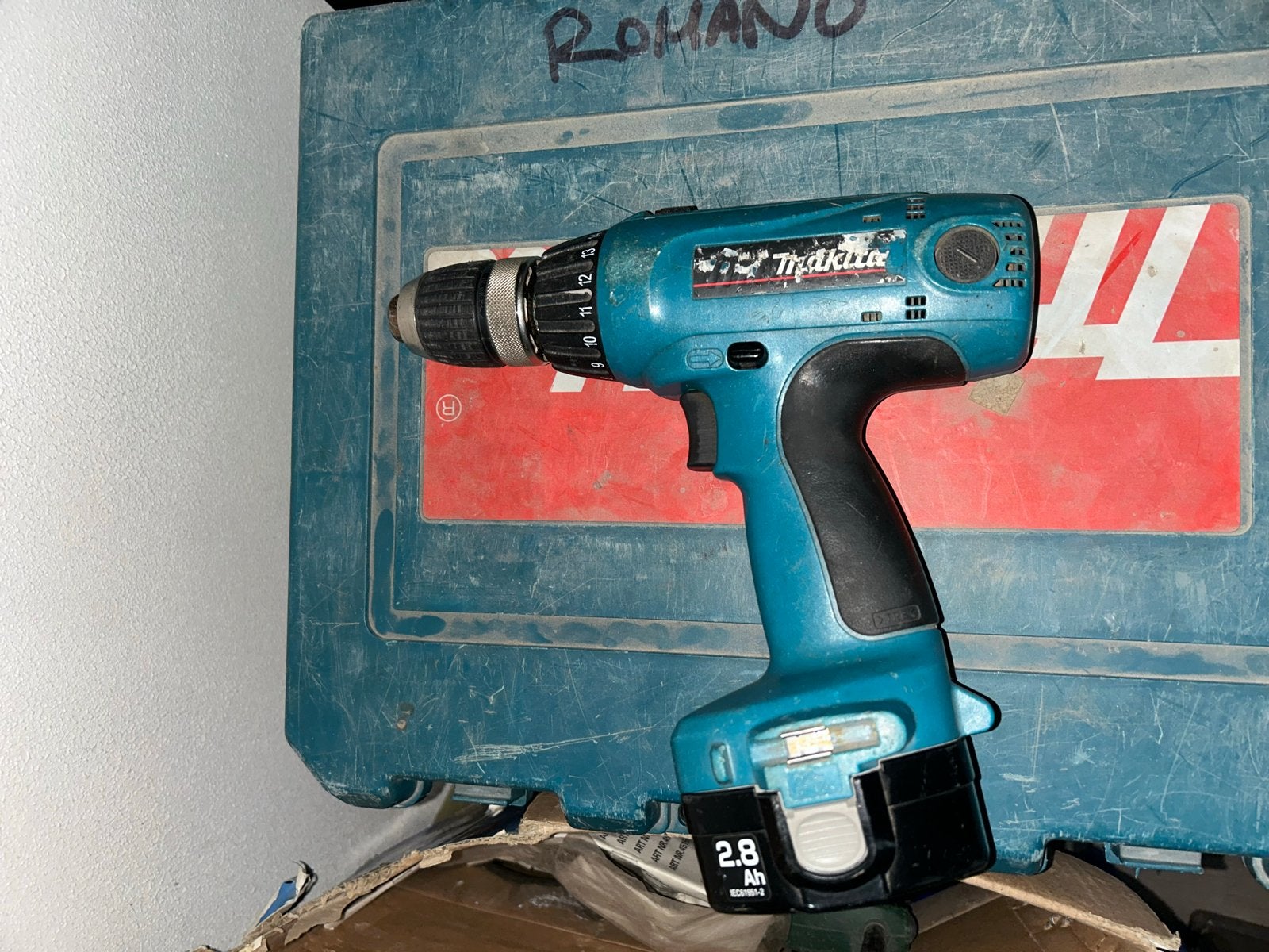 Makita Boor- en Schroefmachine met Oplader en Koffer, Doe-het-zelf en Verbouw, Ophalen, Gebruikt, Variabele snelheid, Boor- en Schroefmachine