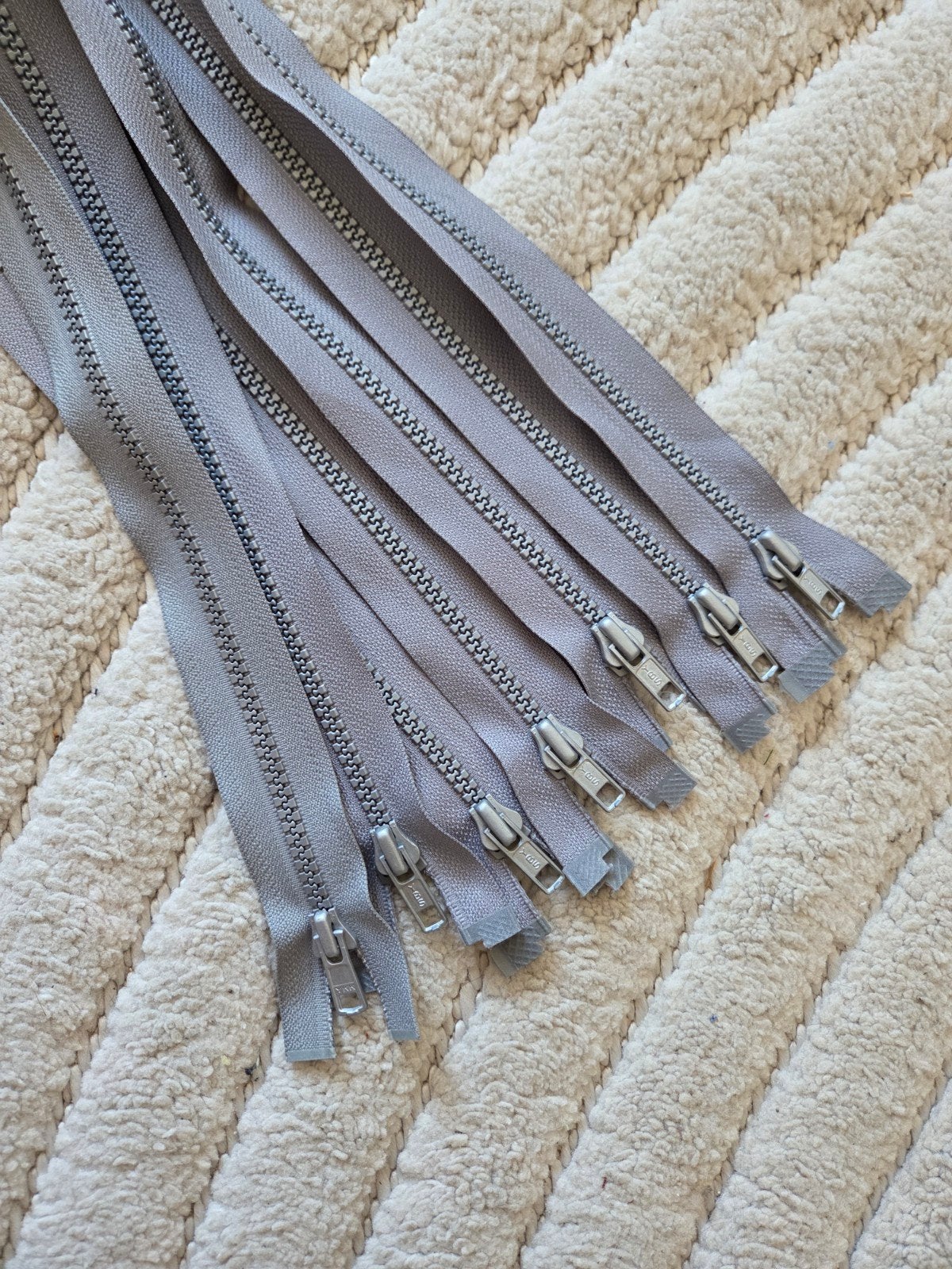 Set van 10 grijze blokritsen - YKK - nieuw, Hobby en Vrije tijd, Naaien en Fournituren, Ophalen of Verzenden, Nieuw, Rits of Sluiting