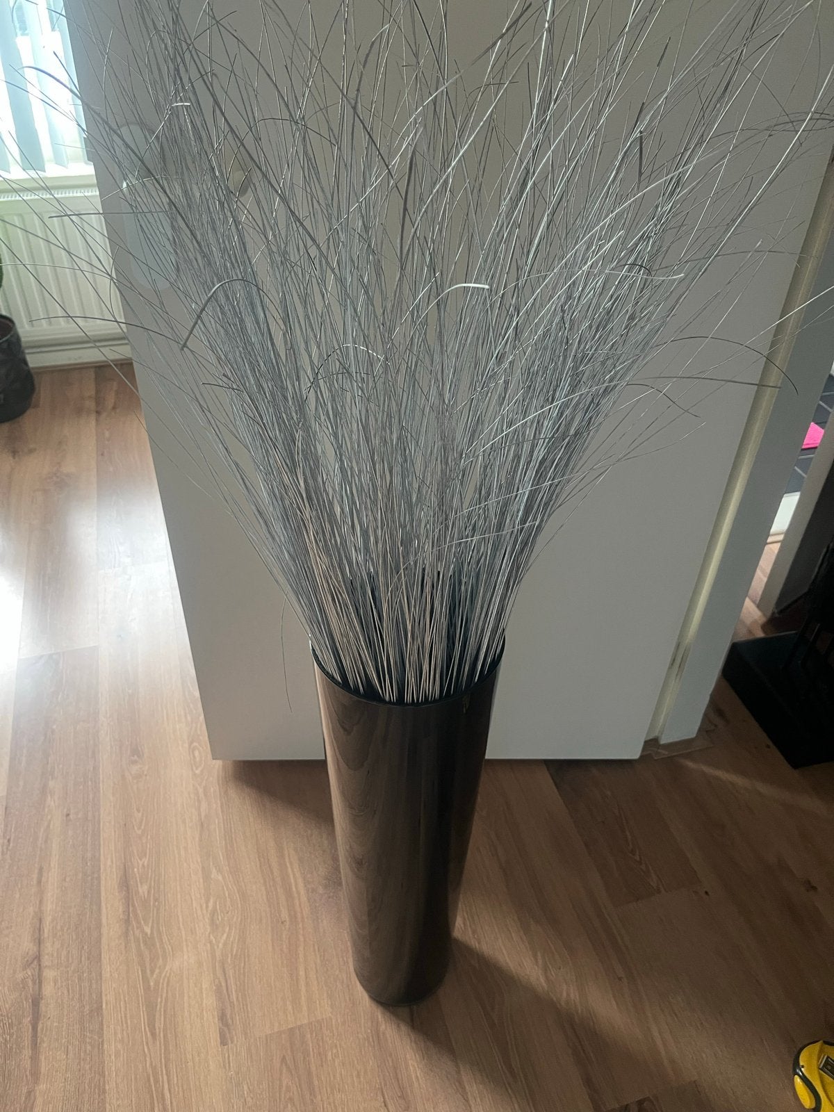 Grote zwarte glazen vaas met zilverachtige decoratie, Ophalen of Verzenden