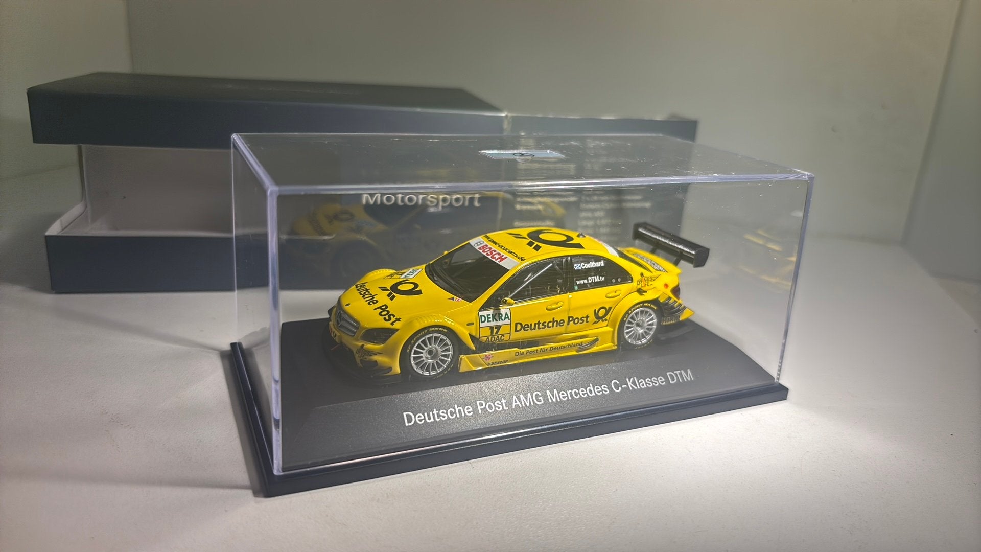 Mercedes amg c-klasse dtm deutsche post minichamps 1.43