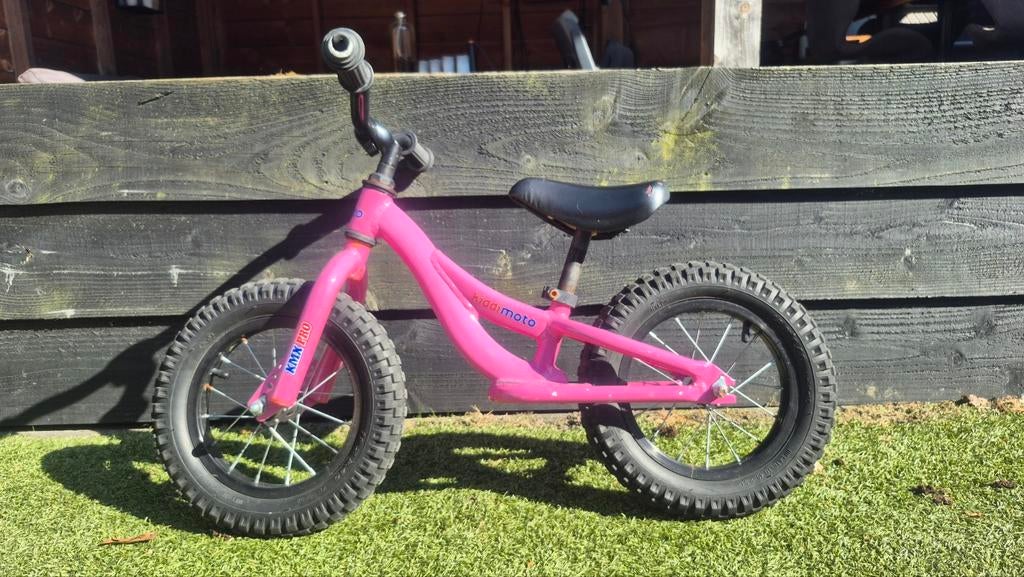 Roze Kiddimoto loopfiets - gebruikt maar in goede staat, Ophalen, Zo goed als nieuw, Loopfiets