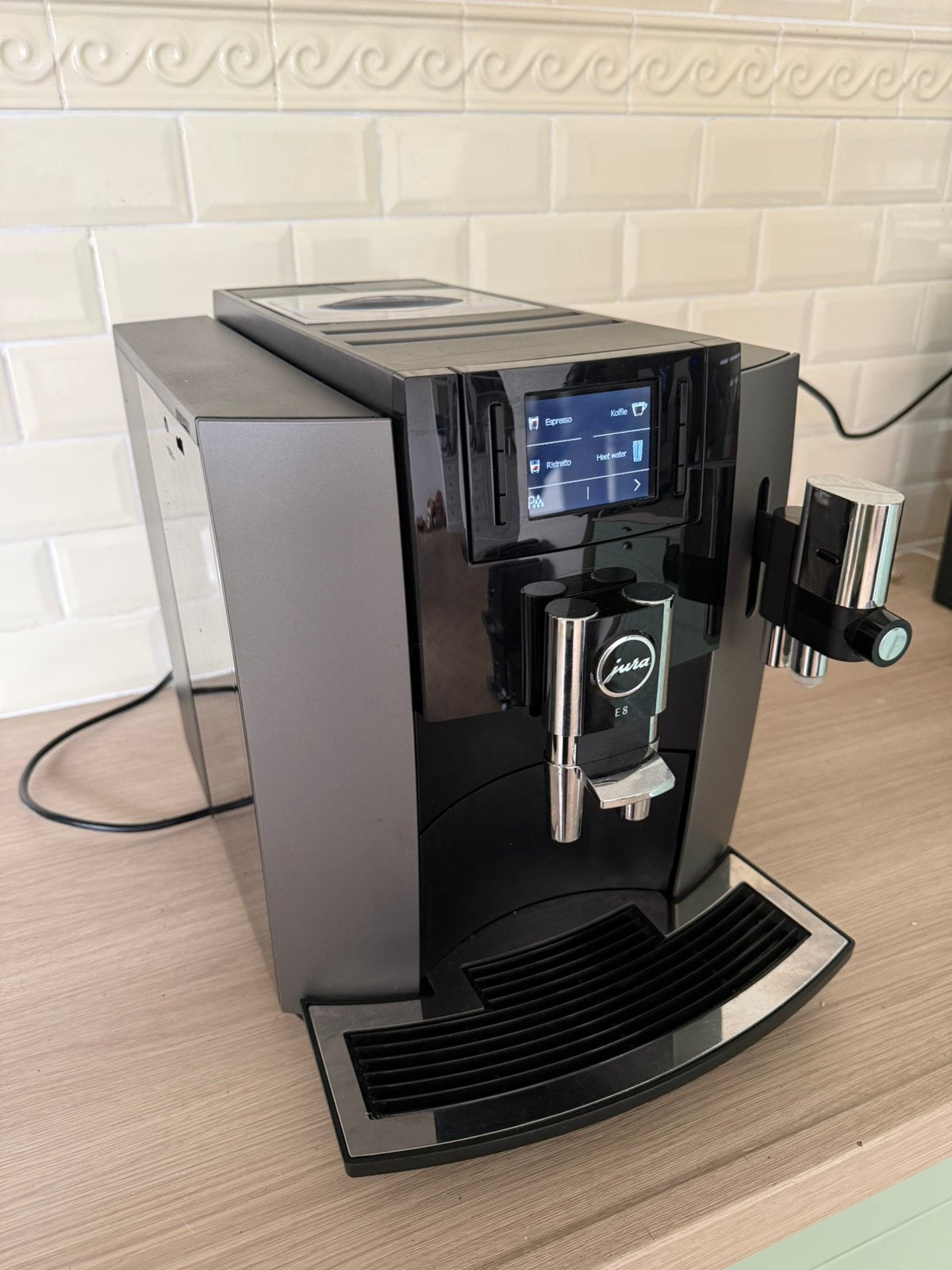 Zeer nette Jura E8, gereviseerd, Jura, 10 kopjes of meer, Koffiemachine, Zo goed als nieuw