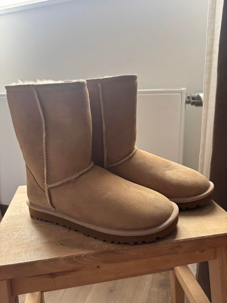 Ugg Classics Laarzen, Ophalen of Verzenden, Zo goed als nieuw, Beige, Lage of Enkellaarzen