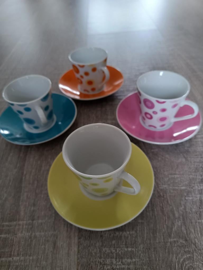 LBVYR Koffiekopjes met Schotels - Kleurrijk Stippen Design, Ophalen of Verzenden, Overige stijlen, Kop(pen) en/of Schotel(s)