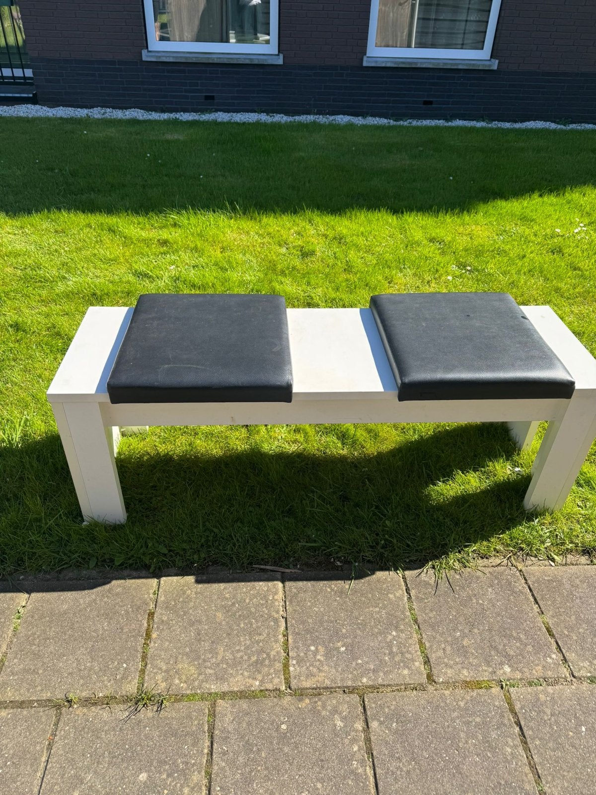 Witte bankje met zwarte kussens (130x40x45 cm), Ophalen, Gebruikt, Minder dan 75 cm, Tweepersoons