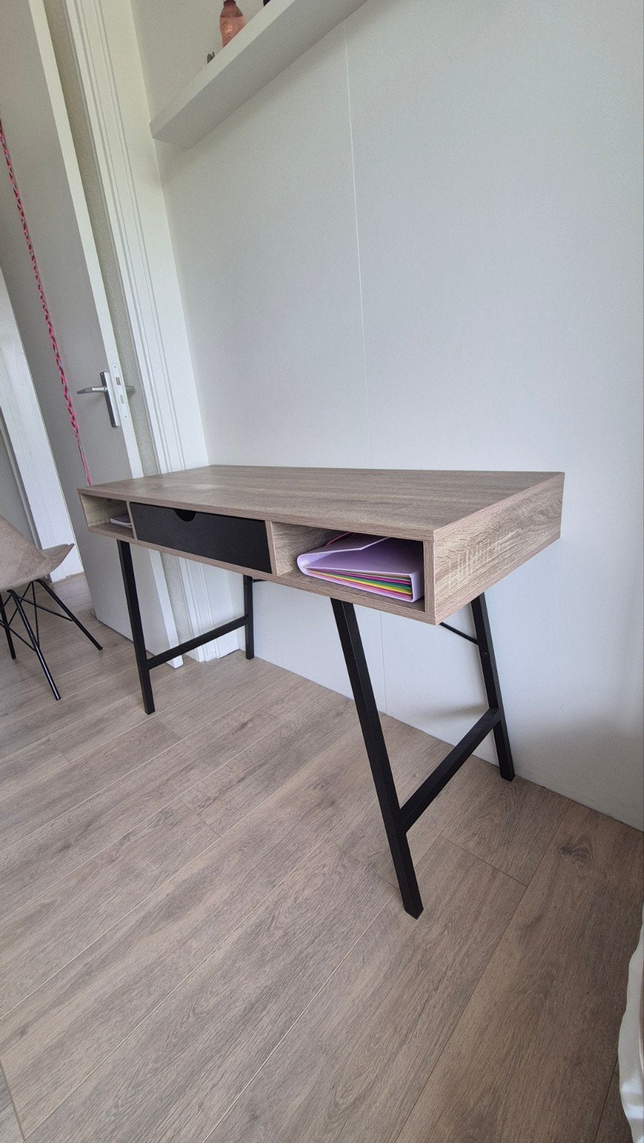 Modern bureau met lade en opbergvakken - Zo goed als nieuw, Huis en Inrichting, Bureaus, Ophalen, Met lades, Hout, Bruin