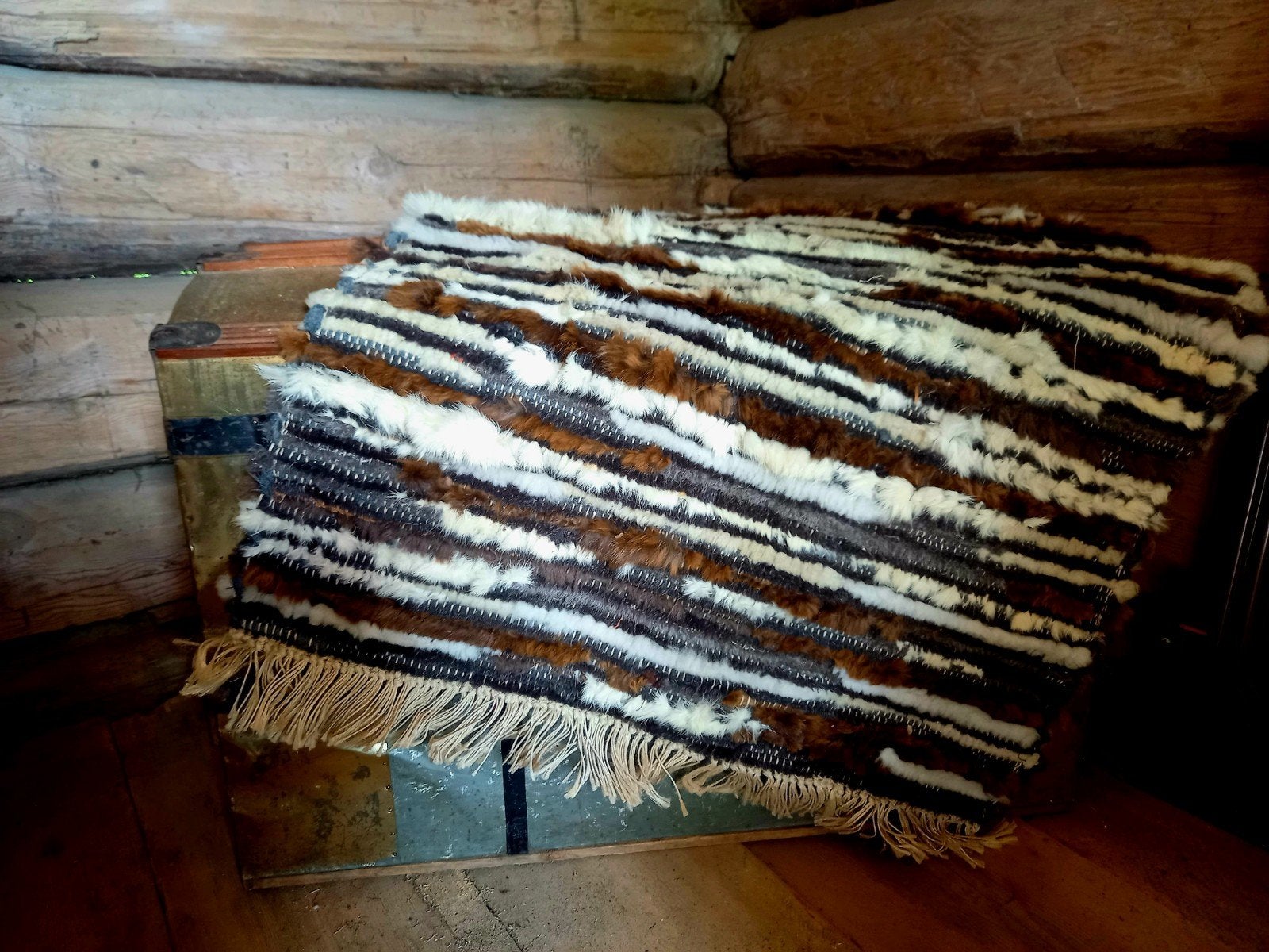 Zweeds geweven jacht-kleed van dierenvacht en wol, 50 tot 100 cm, Zo goed als nieuw, Rechthoekig, Beige