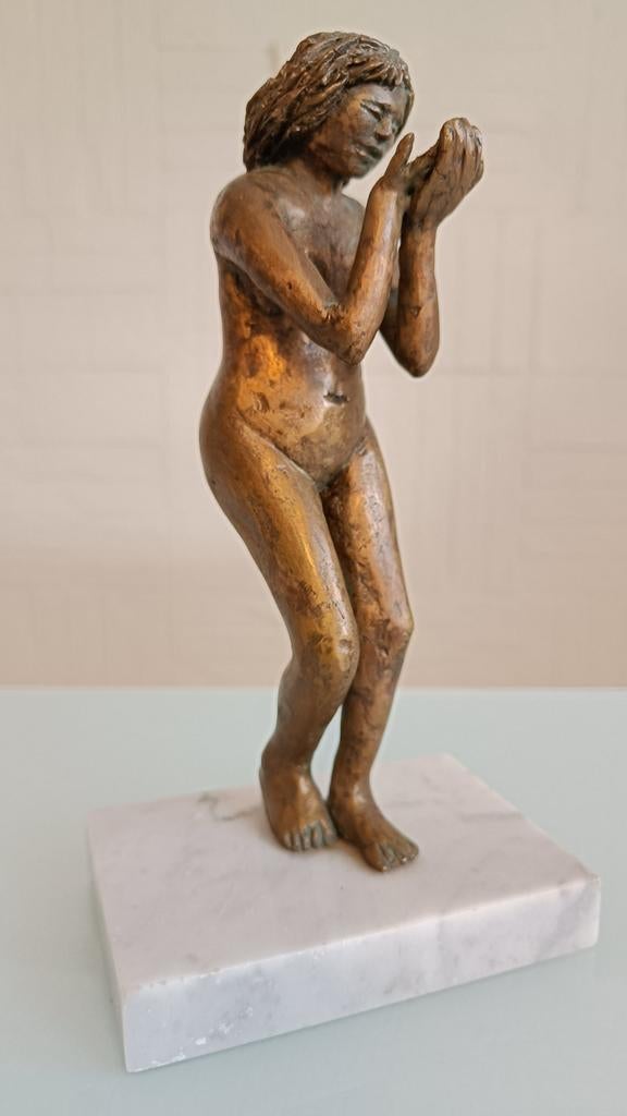 Oud bronzen beeldje vrouw op marmer., Ophalen of Verzenden, Brons, 20 - 50 cm, Beeld