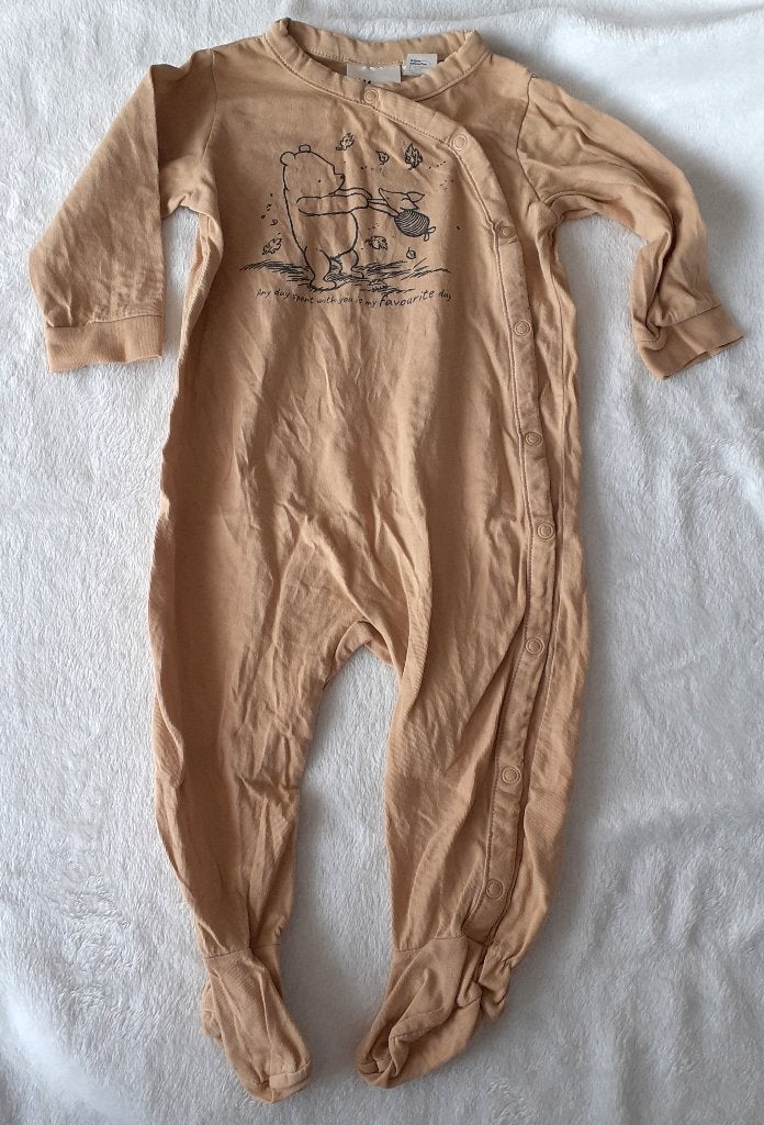 Baby pyjama beige Winnie the Pooh H&M 74, Kinderen en Baby's, Ophalen of Verzenden, Nieuw, Jongetje of Meisje, Nacht- of Onderkleding