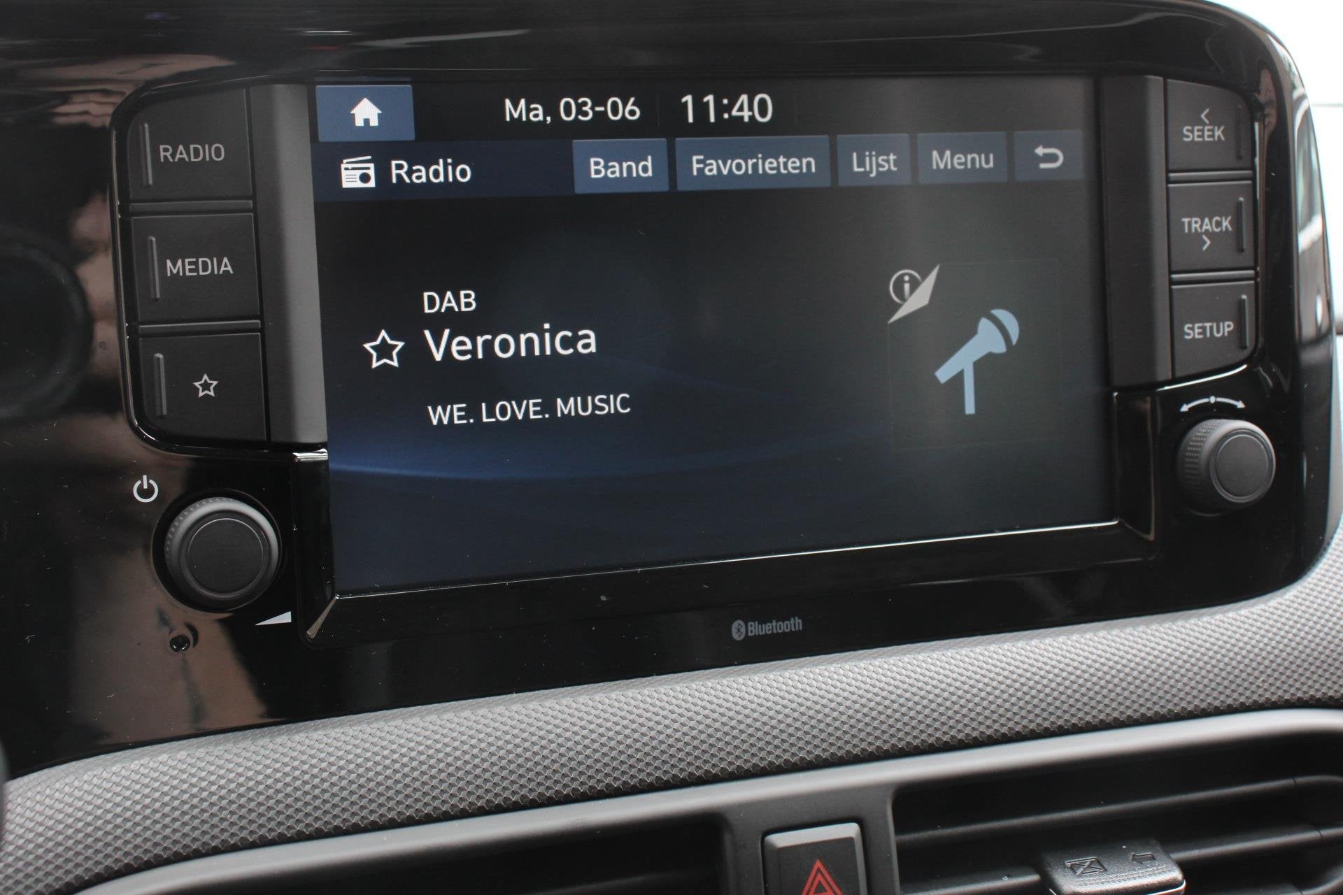 Hyundai i10 1.0 Automaat Comfort 5-zits Navigatie Apple Carp, Auto's, Stof, Gebruikt, 899 kg, Zwart