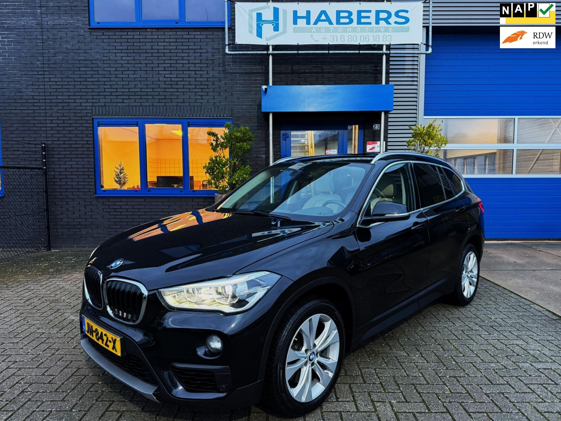 BMW X1 SDrive20i Executive 192PK|Origineel NL|Navi|AUT|Sport, Auto's, 1998 cc, Verwarmde buitenspiegels, Zwart, Bedrijf
